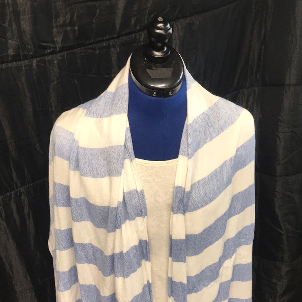 NWOT Beautiful blue and white stole 28”x77"